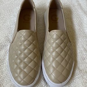 | NWOT | G by Guess Quilted Slip On Shoes